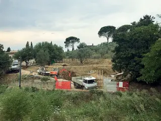  ??  ?? Le foto dei lavori del cantiere ad Arcetri: erano regolari. I vigili hanno invece scoperto dietro ad un muro una piscina abusiva