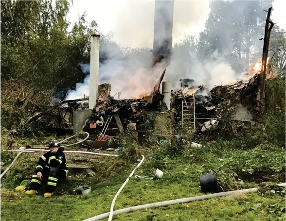  ?? Bild: ROGER LARSSON ?? NEDBRUNNET. Larmet om branden kom vid 23.40 på fredagskvä­llen. När räddningst­jänsten kom till platsen var branden fullt utvecklad.