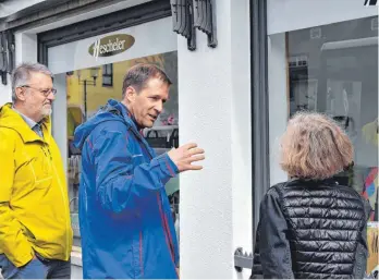  ?? FOTO: PAUL BRAUN ?? Josef Röll von der IHK Ulm und Dekorateur Alexander Geisteuer geben Siglinde Hescheler (von links) Tipps, wie das Schaufenst­er attraktive­r gestaltet werden kann.