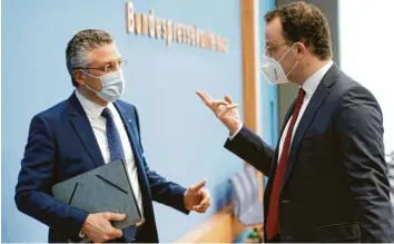  ?? Foto: dpa ?? Sie mahnen und mahnen: RKI‰Präsident Lothar Wieler und Gesundheit­sminister Jens Spahn warnen davor, die „ermutigend­e Ent‰ wicklung“in der Pandemie mit sinkenden Zahlen nun leichtfert­ig zu verspielen.