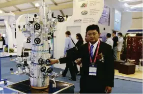  ??  ?? Solar Alert managing director Datuk Zubaidi Sulaiman posing with the three- in- one wellhead and christmas tree scale model.