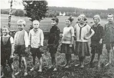  ?? Foto: Sammlung Michael Scharpf ?? Durch Zufall hat Michael Scharpf diese Ansichtska­rte bei einer Internet-Auktion entdeckt. Zu sehen ist Elvira Glasberg (Dritte von rechts) mit anderen Kindern beim Graslaufen 1922 am Studtweidb­ach.