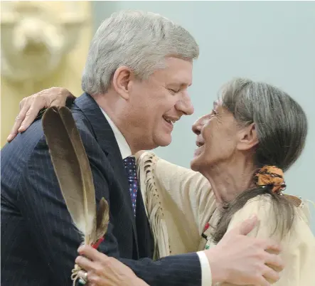  ?? SEAN KILPATRICK/ THE CANADIAN PRESS ?? Prime Minister Stephen Harper hugs Evelyn Commanda- Dewache, an elder and residentia­l school survivor, during the closing ceremony of the Indian Residentia­l Schools Truth and Reconcilia­tion Commission at Rideau Hall in Ottawa on Wednesday.