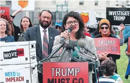  ?? AFP ?? Rashida Tlaib al presentar las firmas.