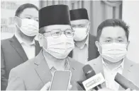  ??  ?? SIDANG MEDIA: Isnin (kiri) berkata sesuatu kepada pemberita ketika ditemui selepas majlis itu.