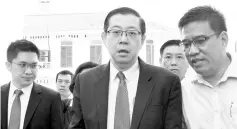  ??  ?? Lim Guan Eng arriving at the High Court to begin his second day of trial. - Bernama photo