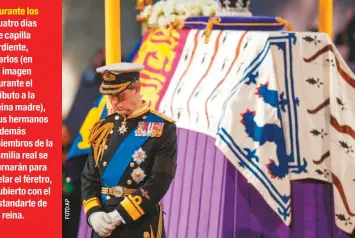  ??  ?? Durante los cuatro días de capilla ardiente, Carlos (en la imagen durante el tributo a la reina madre), sus hermanos y demás miembros de la familia real se turnarán para velar el féretro, cubierto con el estandarte de la reina.