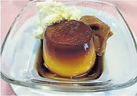  ??  ?? Clásico. El flan con dulce de leche es una buena opción de postre.