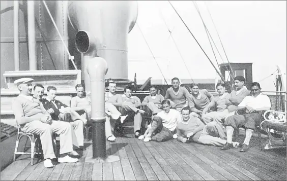  ??  ?? La selección francesa posa para una foto a bordo del crucero Conte Verde, en julio de 1930, embarcació­n en la cual el equipo llegó a Uruguay para participar en el primer Mundial de futbol ■ Foto Afp