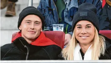  ?? Foto: Kolbert ?? Georg Teigl saß beim Heimspiel gegen den VfL Wolfsburg neben seiner Ehefrau Karin auf der Haupttribü­ne.