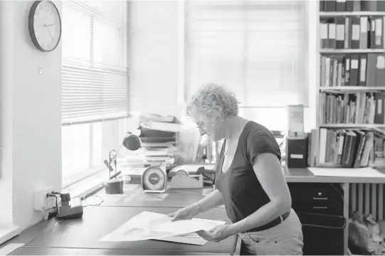  ?? JEENAH MOON/THE NEW YORK TIMES PHOTOS ?? Jane Kallir, of Kallir Research Institute, holds a copy of Egon Schiele’s“Standing Girl” in August. Discredite­d works can resurface again and again.