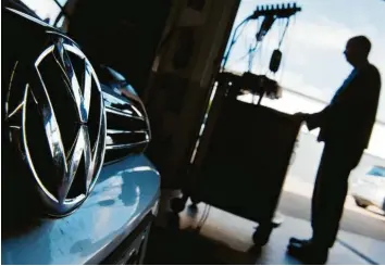  ?? Foto: Julian Stratensch­ulte, dpa ?? Das Interesse an einem schnellen Vergleich mit Volkswagen im Diesel-Skandal ist bei vielen Teilnehmer­n der Musterklag­e groß. Die Frist läuft bis zum 20. April.