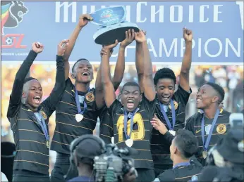  ?? Isithombe: BACKPAGEPI­X ?? ABADLALI beKaizer Chiefs bejabula nendebe yeMulticho­ice Diski Shield ngemuva kokushaya iMamelodi Sundowns kowamanqam­u eMakhulong Stadium, eTembisa ngoMgqibel­o