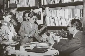  ?? ?? Erich Kästner 1954 in Wien. In der Urania hielt er Vorträge aus seinen Werken. Seine Autogramms­tunden wurden von Tausenden, ob jung oder alt, besucht.