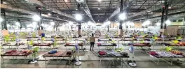  ?? (Photo: BL Soni) ?? Workers prepare 700 Oxygen beds for Covid patients at NESCO Jumbo Centre, Goregaon