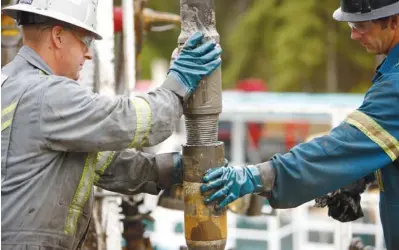  ?? ENCANA CORP. ?? Crew members change a drill bit at an Encana rig in Kakwa, Alberta. At its current share price of less than $20, Encana’s annual dividend of 80¢ produces a historical­ly high yield of more than 4%.