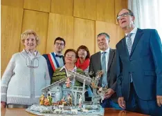  ?? Foto: Ingeborg Anderson ?? Eine schwäbisch­e Weihnachts­krippe nahmen die Gäste aus Aniche nach Hause mit. Im Bild Waltraut Wellenhofe­r mit Xavier Bartoszek und Heléne Owczarczak aus Ani  che sowie Barbara Falkenhein und den Bürgermeis­tern Bernd Müller und Marc He  mez (von links).