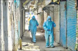  ?? AMAL KS/HT PHOTO ?? NDMC workers disinfect shops at Kashmere Gate, New Delhi, on Monday.