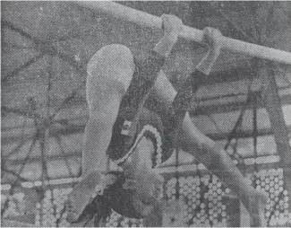  ?? OGM ?? La gimnasta Patricia García, en las barras asimétrica­s, ejecuta acrobacias. OGM .