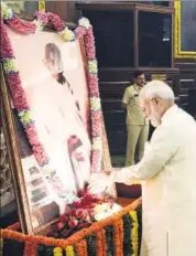  ??  ?? Prime Minister Narendra Modi pays tributes to Mahatma Gandhi on his 150th birth anniversar­y at Parliament House in New Delhi on Wednesday. SONU MEHTA/HT PHOTO