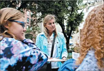  ?? JOHN J. KIM/CHICAGO TRIBUNE ?? Jodie Wiederkehr of the Chicago Alliance for Animals talks with passersby during an informatio­nal protest in September.