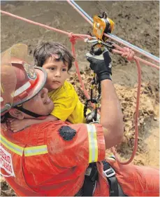  ?? FOTO: AFP ?? In Limas Stadtteil Huachipa brachten Einsatzkrä­fte die Menschen mit Seilrutsch­en in Sicherheit.