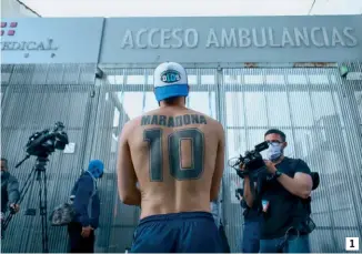  ??  ?? Vários fãs de Maradona concentrar­am-se frente ao local onde o ex-jogador foi operado. Maradona é um dos maiores símbolos da Argentina e adorado por muitos 1