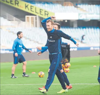  ?? FOTO: UNCITI ?? Zurutuza sonríe, perseguido por Gaztañaga, durante el entrenamie­nto de ayer tarde de la Real en Anoeta