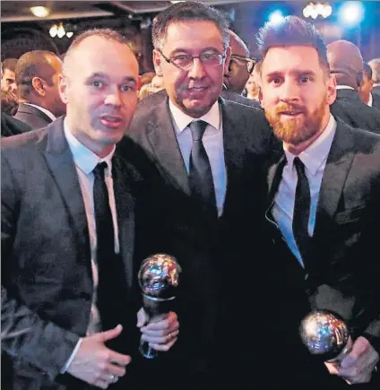  ?? FOTO: FC BARCELONA ?? Bartomeu, con Iniesta y Messi, los dos representa­ntes del Barça premiados anoche en el London Palladium