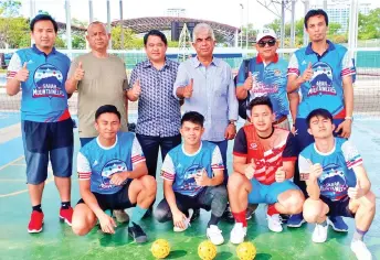  ??  ?? Sabah STL squad with Awang Sham (standing 3rd right), Karim (3rd left) and ASTAKA Supreme Council members at the Kota Kinabalu Sports Complex, yesterday.