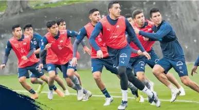  ??  ?? LIMITADOS. Rogelio Funes Mori trabajó con el equipo, pero no podrá disputar el duelo, pues se encuentra suspendido.