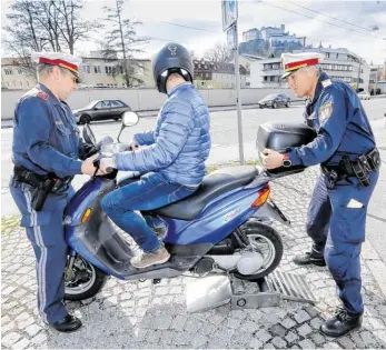  ?? BILD: SN/ROBERT RATZER ?? Kontrolle am mobilen Prüfstand: In diesem Fall erreichte der Roller nur eine Geschwindi­gkeit von 43 km/h.