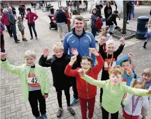  ??  ?? Special guest Swimming champ Ross Murdoch joins some budding young athletes