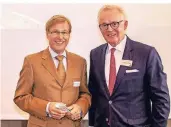  ?? FOTO: EDWARD PARK ?? Der nordrhein-westfälisc­he Justizmini­ster Peter Biesenbach (l.) mit dem Gründer und Chef der Kanzlei, Georg Rotthege.