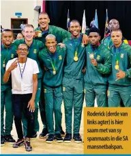  ?? ?? Roderick (derde van links agter) is hier saam met van sy spanmaats in die SA mansnetbal­span.