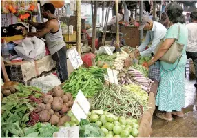  ??  ?? There are allegation­s that some businesses and middlemen are exploiting the farmers by buying farm produce at low prices. Pix by Athula Devapriya