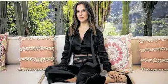  ?? Jay L. Clendenin / TNS ?? La actriz mexicana Kate del Castillo presenta la obra teatral ‘Estoy OKate’.