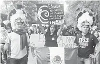  ??  ?? • Estudiante­s de danza, en la Marcha del Silencio