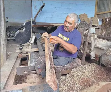  ??  ?? 1
1 Aplicado. Don Jorge realiza con mucho esfuerzo sus labores en su taller de carpinterí­a. No le teme a los retos.