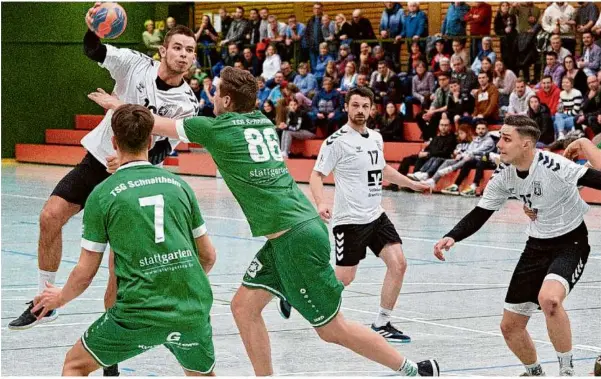  ?? Foto: Markus Brandhuber ?? Nicht zu stoppen von den Schnaithei­mern: Janik Beermünder (am Ball) überragte erneut bei der TSG Giengen/brenz.