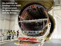  ??  ?? Un morceau du fuselage d’un A350 en provenance de Saint-Nazaire sort du Beluga.