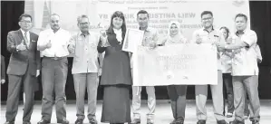  ??  ?? GURU Besar SJKC Sin Hwa Tawau (empat dari kiri) antara yang menerima anugerah Mentor Serasi setelah memenangi Wira Harapan dua tahun berturut-turut.