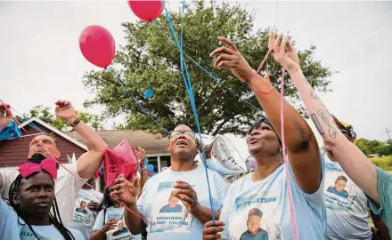  ?? Jon Shapley/Staff photograph­er ?? LaTonya Payne, right, releases balloons with friends and family in honor of her late son during a celebratio­n Saturday at her home in Houston. Her son, Corinthian “Mister” Giles, died of cancer in 2021 and would have been 15 last Tuesday.