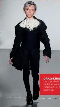  ??  ?? DRAG-KING — La star de la dernière NY fashion-week, Desmond Napoles, 10 ans, dans ses oeuvres.