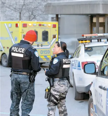  ??  ?? Une enquête a été ouverte hier par la police de Montréal pour établir les circonstan­ces du meurtre, le quatrième de l’année dans la métropole. Un homme de 55 ans a été épinglé sur les lieux du drame.