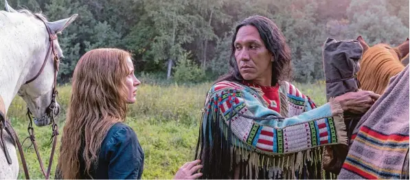 ?? Foto: Richard Foreman/Tobis ?? Sie weckt den alten indianisch­en Stolz in ihm: Catherine Weldon (Jessica Chastain) und Sioux Stammeshäu­ptling Sitting Bull (Michael Greyeyes).