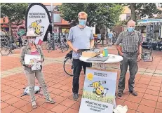  ?? FOTO: BLAUERT ?? Claudia Blauert, Jannik Berbalk von Fridays for Future und Theo Mohn vom Nabu sammelten Unterschri­ften für die Volksiniti­ative.