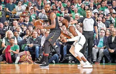  ??  ?? Sterspeler LeBron James van Cleveland Cavaliers probeert langs een speler van Boston Celtics te gaan. (Foto: ESPN)