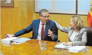  ?? EFE ?? La ministra Calviño con el gobernador Hernández de Cos