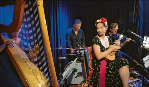  ?? Foto: Radloff ?? Die Schauspiel­erin und Musikerin Dascha von Waberer überzeugte bei ihrem Auftritt in der Buchhandlu­ng Schmid in Schwabmünc­hen.